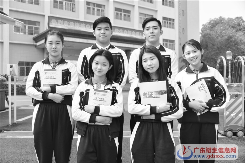 【校園動態(tài)】攜創(chuàng)學(xué)子拍攝招生宣傳照 為母校代言