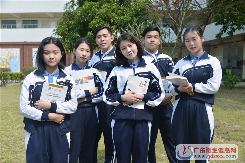 【校園動態(tài)】攜創(chuàng)學(xué)子拍攝招生宣傳照 為母校代言