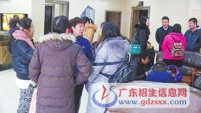 家長聚一起，不知該咋辦