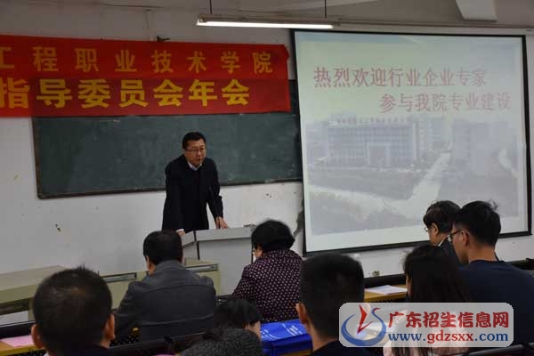 學院副院長馬士杞向參會專家介紹學院各專業(yè)的情況