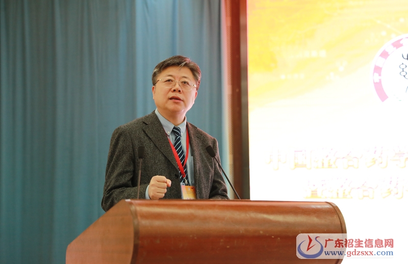 溫州大學(xué)校長李校堃作大會交流