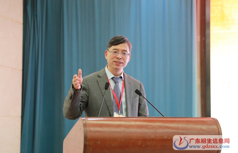 杭州師范大學(xué)整合藥學(xué)院院長謝恬作大會交流