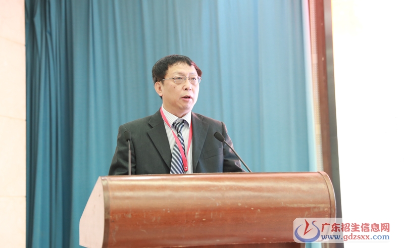 廣東省藥理學(xué)會理事長劉培慶作大會交流