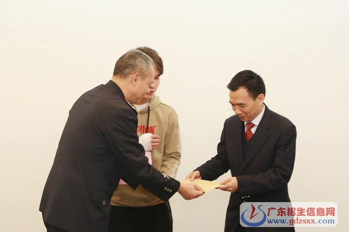 黨委書(shū)記葉飛松代表學(xué)院接受《表?yè)P(yáng)信》