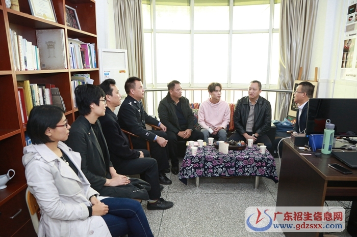 江高鎮(zhèn)綜治辦、派出所一行來(lái)學(xué)院看望慰問(wèn)鄭建偉同學(xué)
