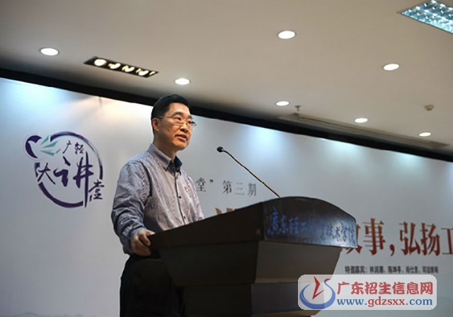 上圖：校長盧坤建為大講堂致辭 