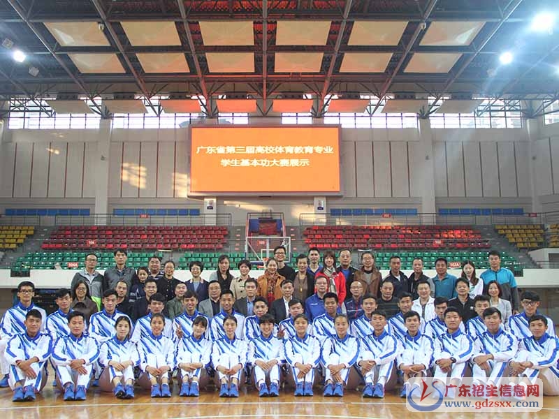 劉永東校長(zhǎng)、朱征宇副校長(zhǎng)賽前與參賽隊(duì)員同學(xué)合影