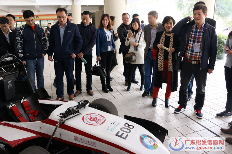 與會嘉賓觀摩FSAE車隊賽車作品