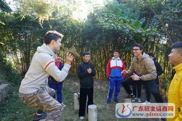 體驗馬步樁，教練贊我們動作標準