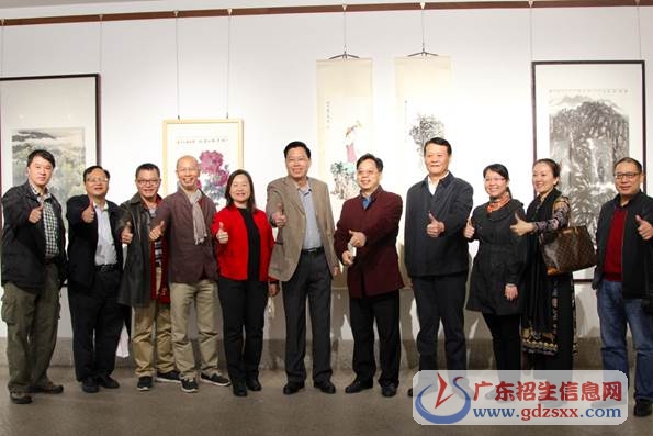 圖：學(xué)校領(lǐng)導(dǎo)嘉賓為畫展點(diǎn)贊