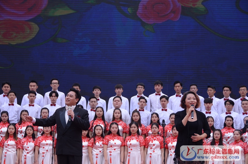 院合唱團(tuán)為母校甲子慶典獻(xiàn)歌