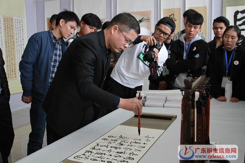 書畫大師現(xiàn)場(chǎng)執(zhí)筆揮毫
