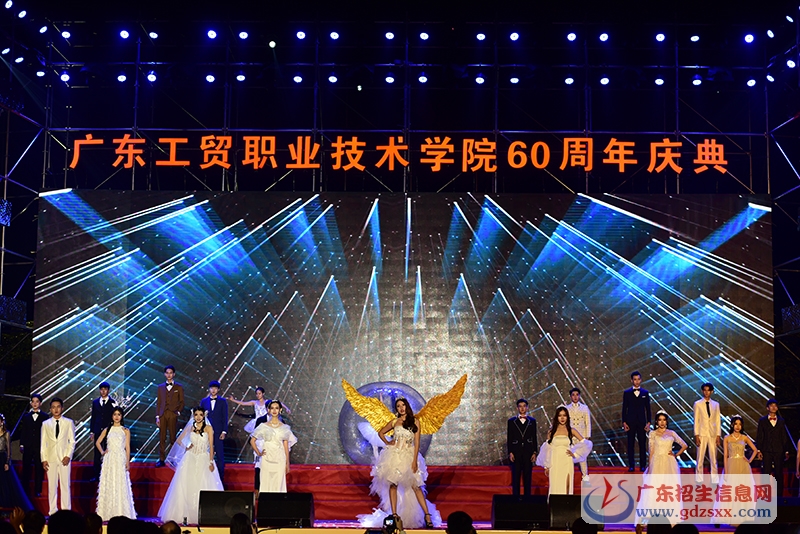 院禮儀隊(duì)及特邀嘉賓水晶球舞隊(duì)呈現(xiàn)精彩節(jié)目走秀《絲路之光》