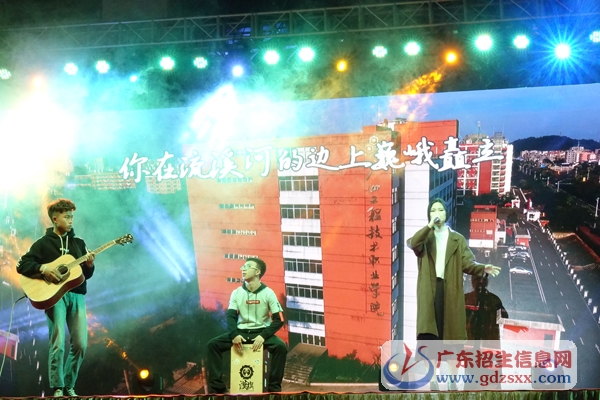 樂(lè)隊(duì)原唱表演《關(guān)于青春的歌》
