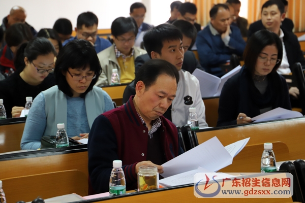 三十六名教職工代表認(rèn)真審議各項工作報告