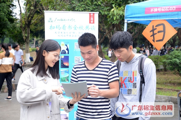 工作人員熱情回答讀者問題