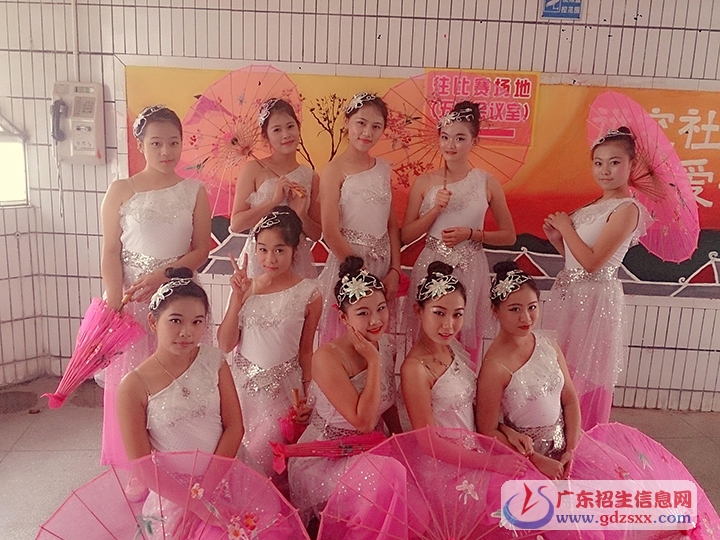 幼兒教育專業(yè)學(xué)生在表演節(jié)目