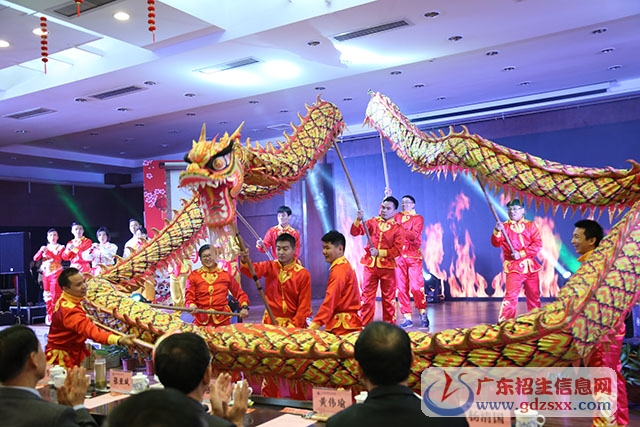 開場(chǎng)舞龍騰鼓舞“旺”城建