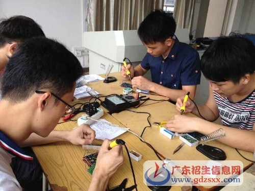 我校電氣自動(dòng)化設(shè)備安裝與維修專業(yè)學(xué)生技能比賽