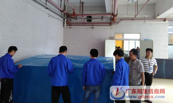 我校電氣自動(dòng)化設(shè)備安裝與維修專業(yè)學(xué)生實(shí)操
