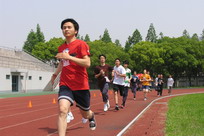 2013年廣州中考體育備考：中長(zhǎng)跑要?jiǎng)蛩俑獩_刺
