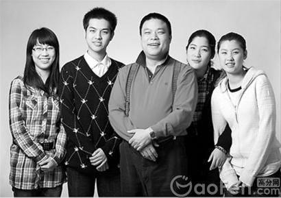 蕭百佑與他的孩子們。